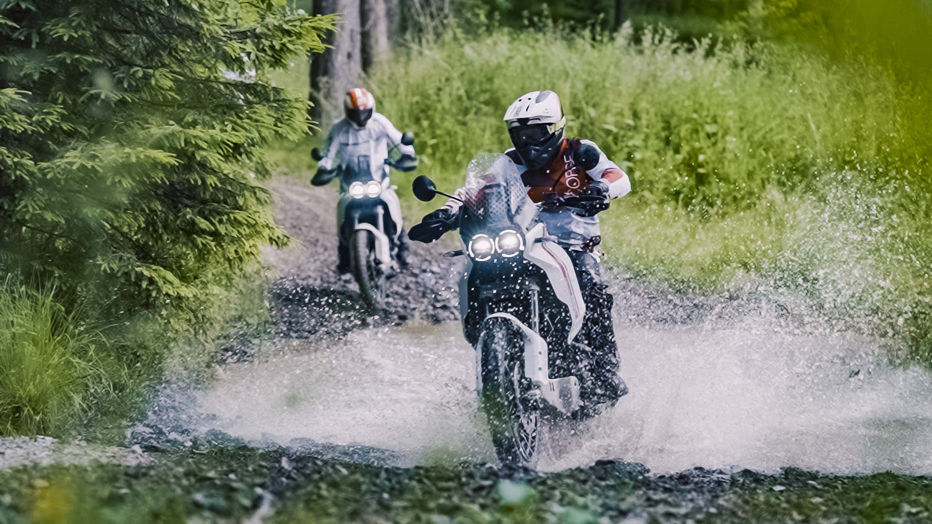 Ducati Benelux video opnames en fotografie lancering DesertX in Belgie en Nederland door Studio Guts - DesertX door plas in Ardennen