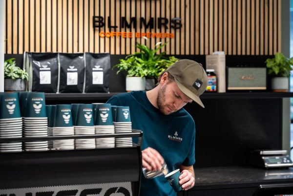 Blommers Coffee Brewers video en fotografie koffiebar in Radboud Experience Center door Studio Guts - cappuccino maken