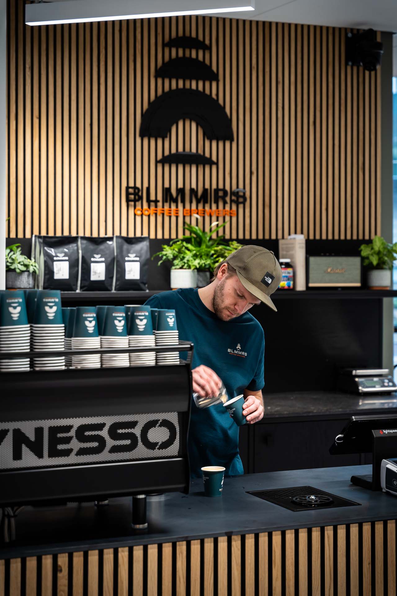 Blommers Coffee Brewers video en fotografie koffiebar in Radboud Experience Center door Studio Guts - cappuccino maken