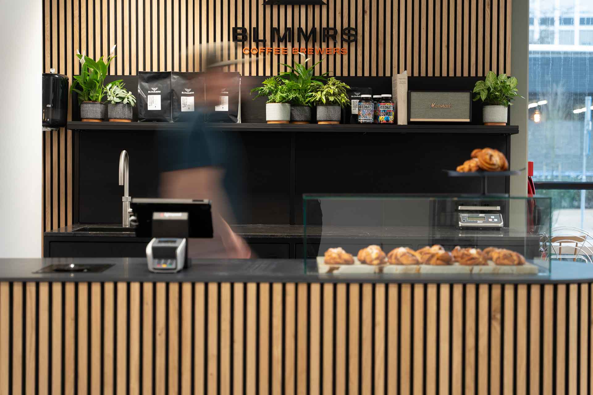 Blommers Coffee Brewers video en fotografie koffiebar in Radboud Experience Center door Studio Guts - detail van de bar cinnamon buns