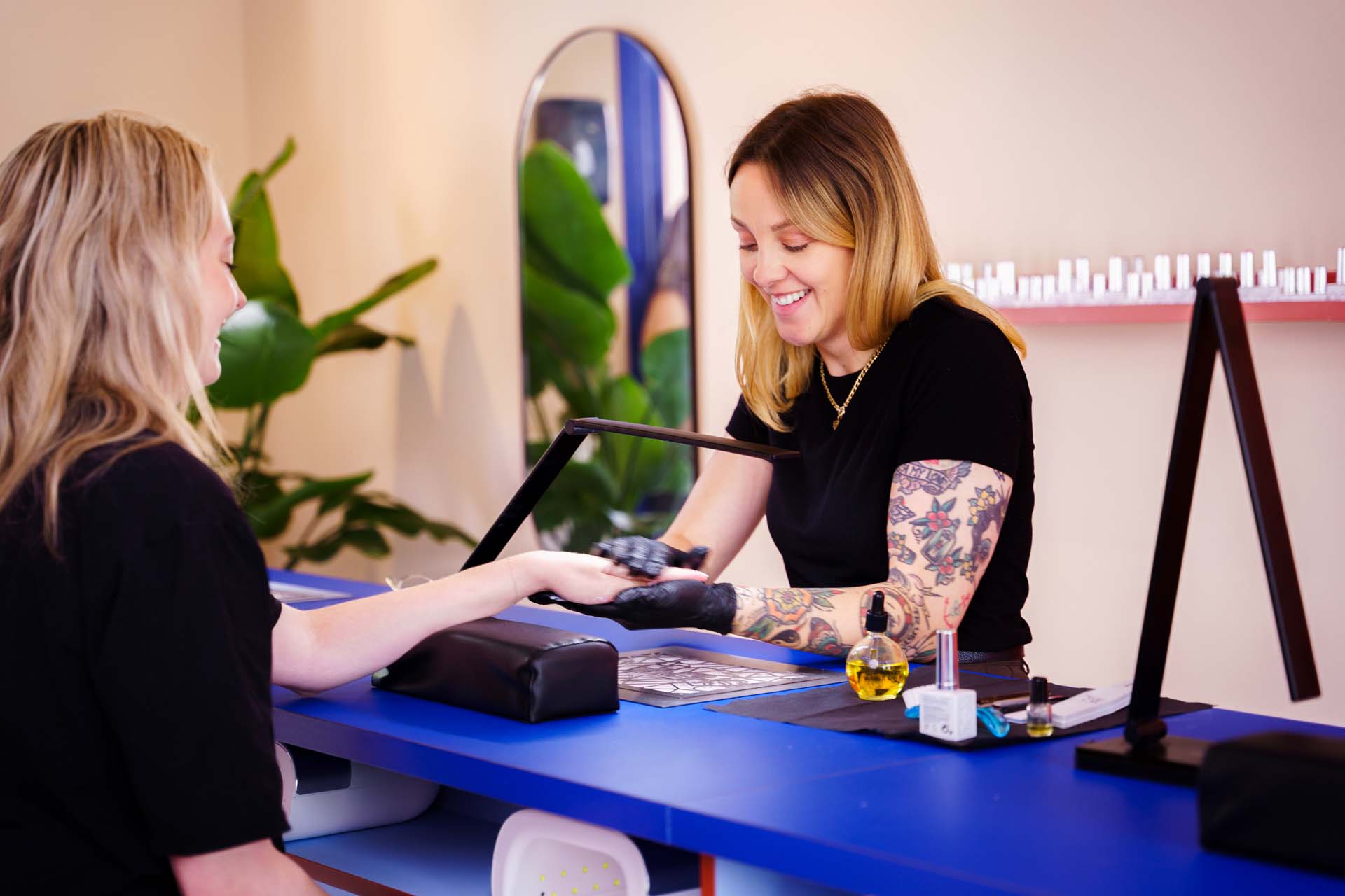 The Nail Art Club video opnames en fotografie nieuwe salon door Studio Guts - Handen verzorgen