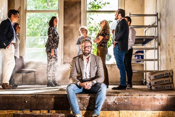 IJzer advocaten creatieve portretfotografie in het werkveld door Studio Guts - portret zittend