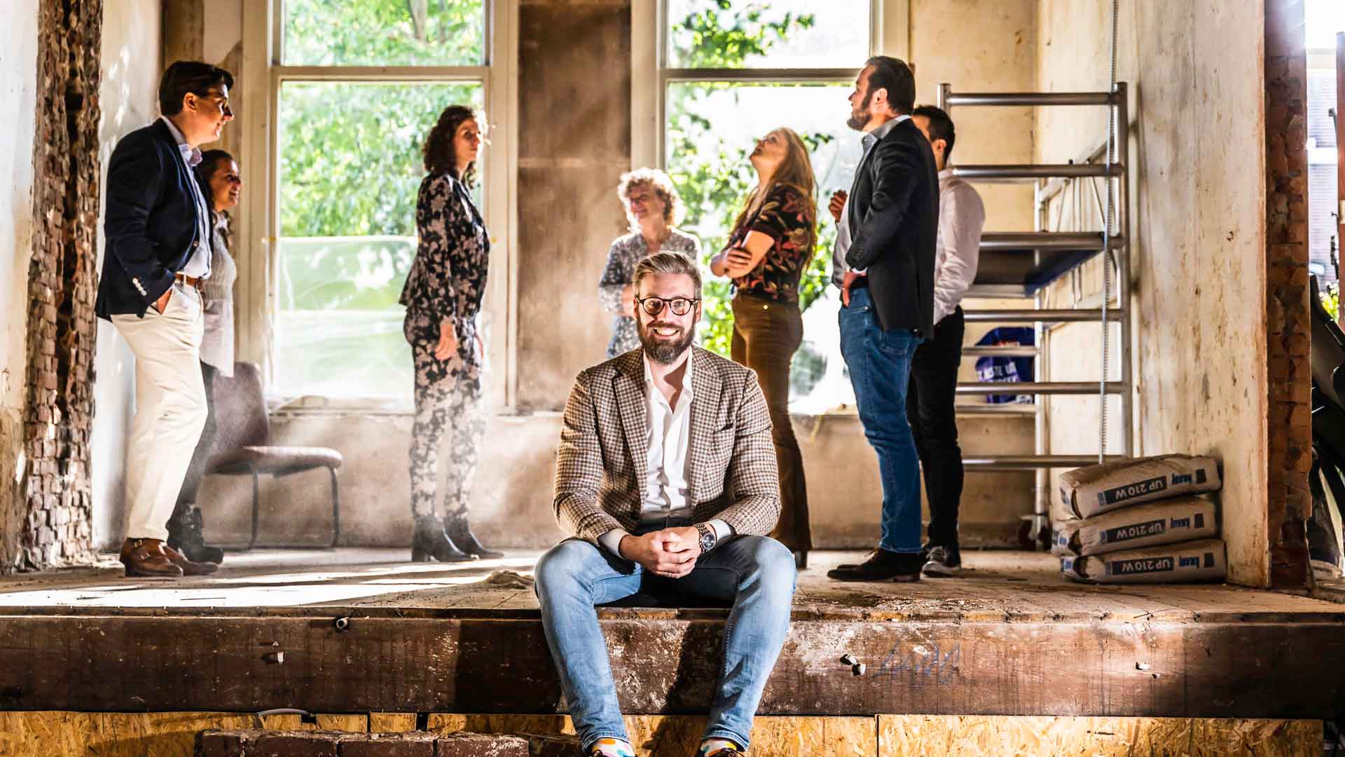 IJzer advocaten creatieve portretfotografie in het werkveld door Studio Guts - portret zittend