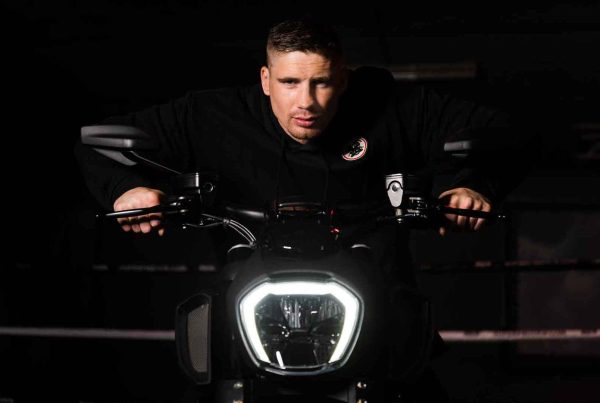 Ducati Benelux fotografie Diavel V4 met Rico Verhoeven door Studio Guts - Rico Verhoeven op Diavel van voren