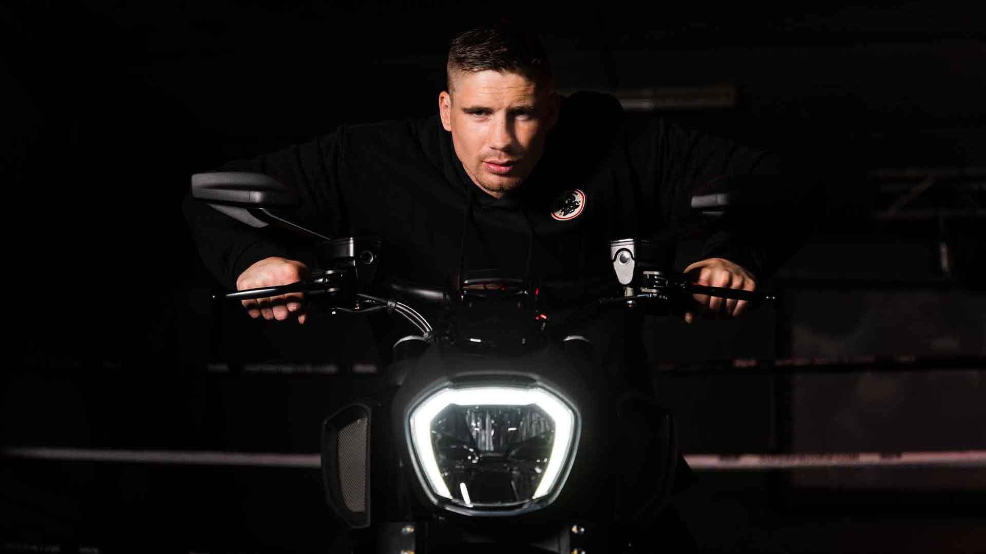 Ducati Benelux fotografie Diavel V4 met Rico Verhoeven door Studio Guts - Rico Verhoeven op Diavel van voren