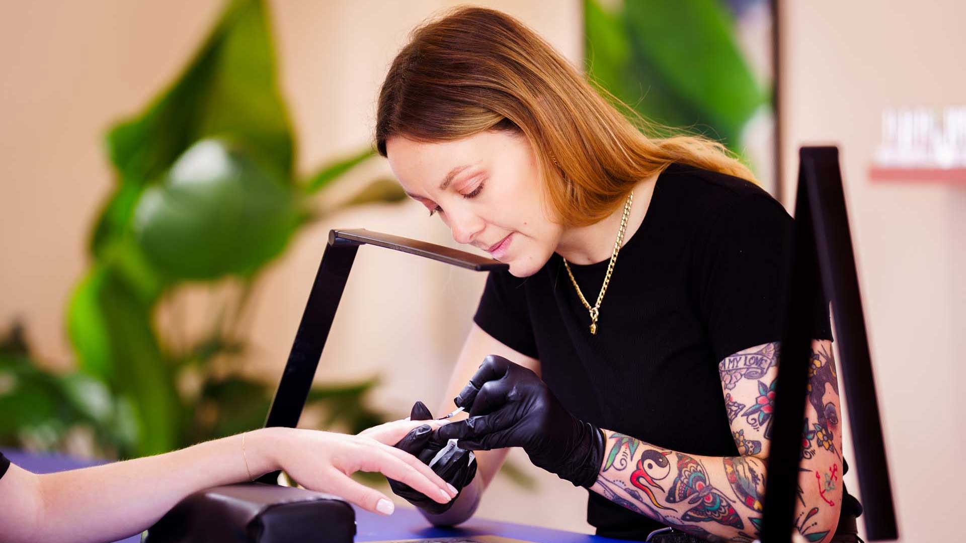 The Nail Art Club video opnames en fotografie nieuwe salon door Studio Guts - aan het werk